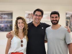 אריאל וידר לצד אנשי צוות בסביבה עסקית